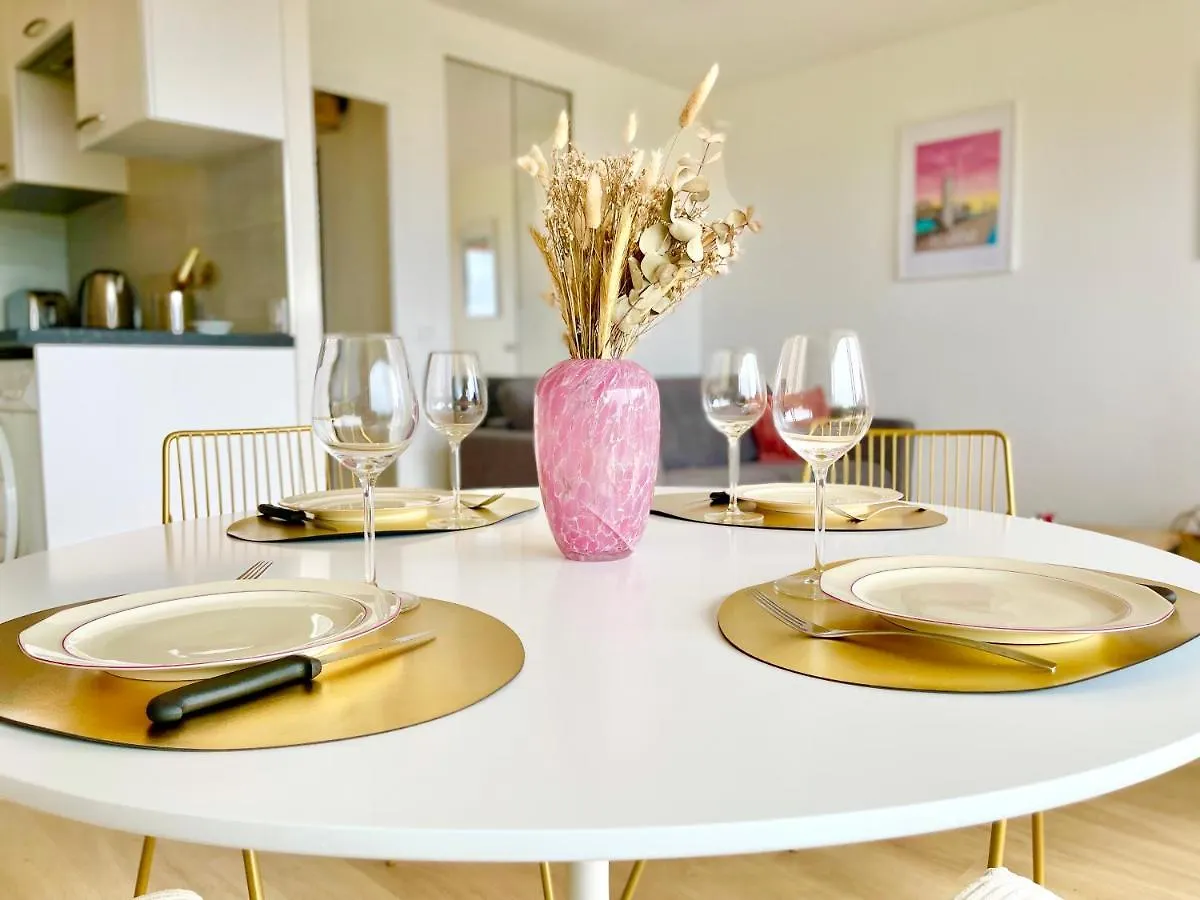 Le Clos Des Mouettes: Beachfront Haven with Wi-Fi and Private Parking Clohars-Carnoet Apartment