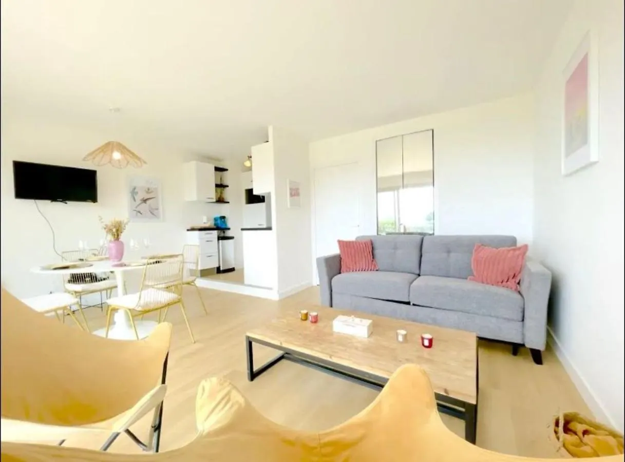 Le Clos Des Mouettes: Beachfront Haven with Wi-Fi and Private Parking Clohars-Carnoet Apartment