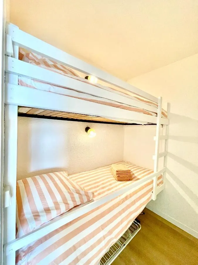 Le Clos Des Mouettes: Beachfront Haven with Wi-Fi and Private Parking Clohars-Carnoet 0*,  France