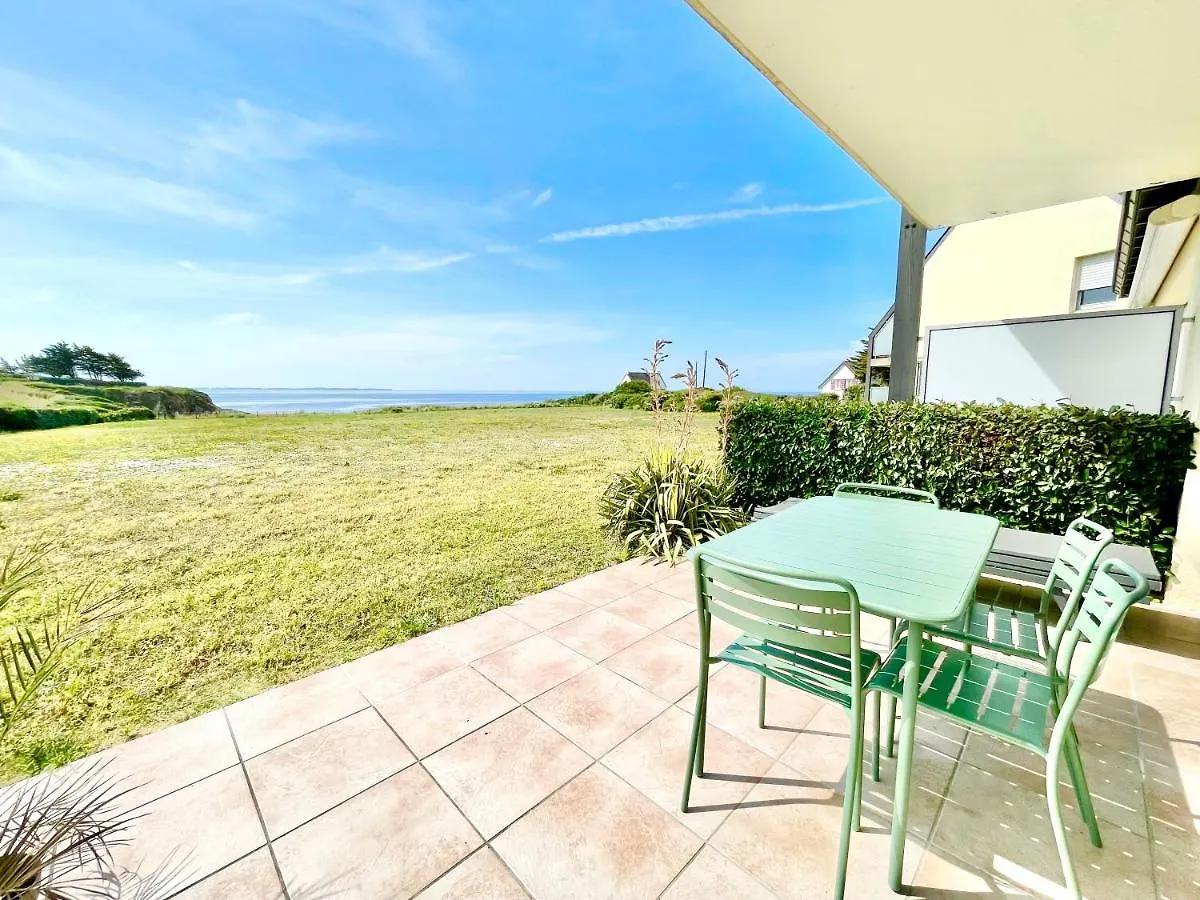 Apartment Le Clos Des Mouettes: Beachfront Haven with Wi-Fi and Private Parking Clohars-Carnoet