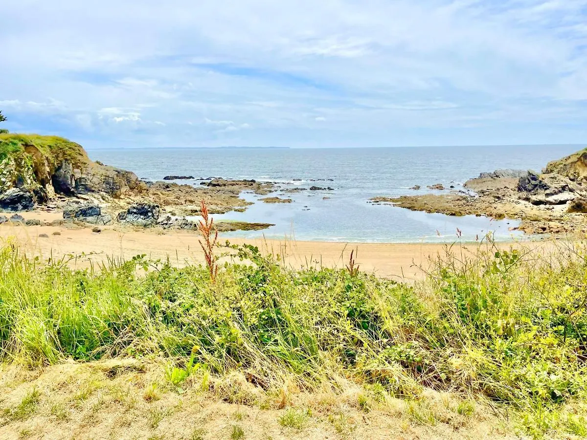 Le Clos Des Mouettes: Beachfront Haven with Wi-Fi and Private Parking Clohars-Carnoet