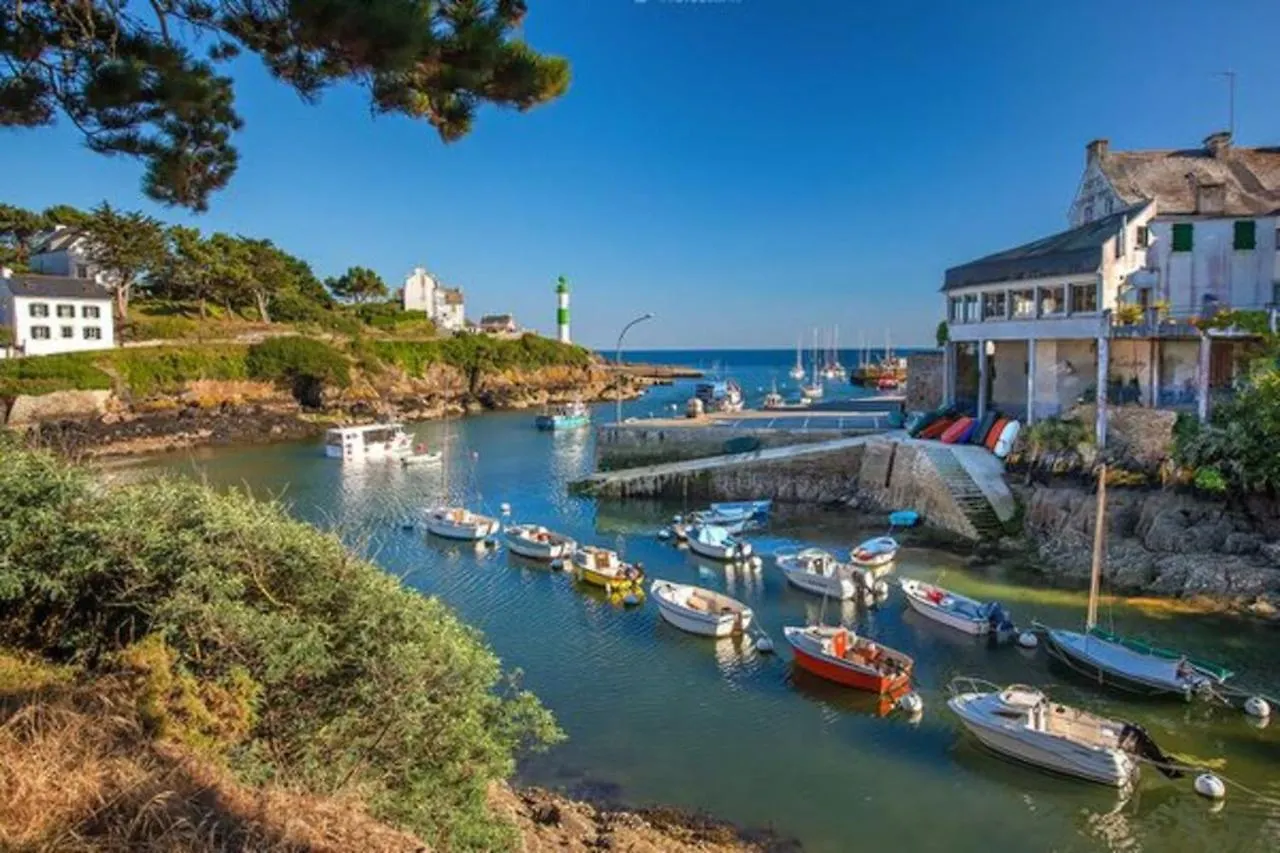 Apartment Le Clos Des Mouettes: Beachfront Haven with Wi-Fi and Private Parking Clohars-Carnoet