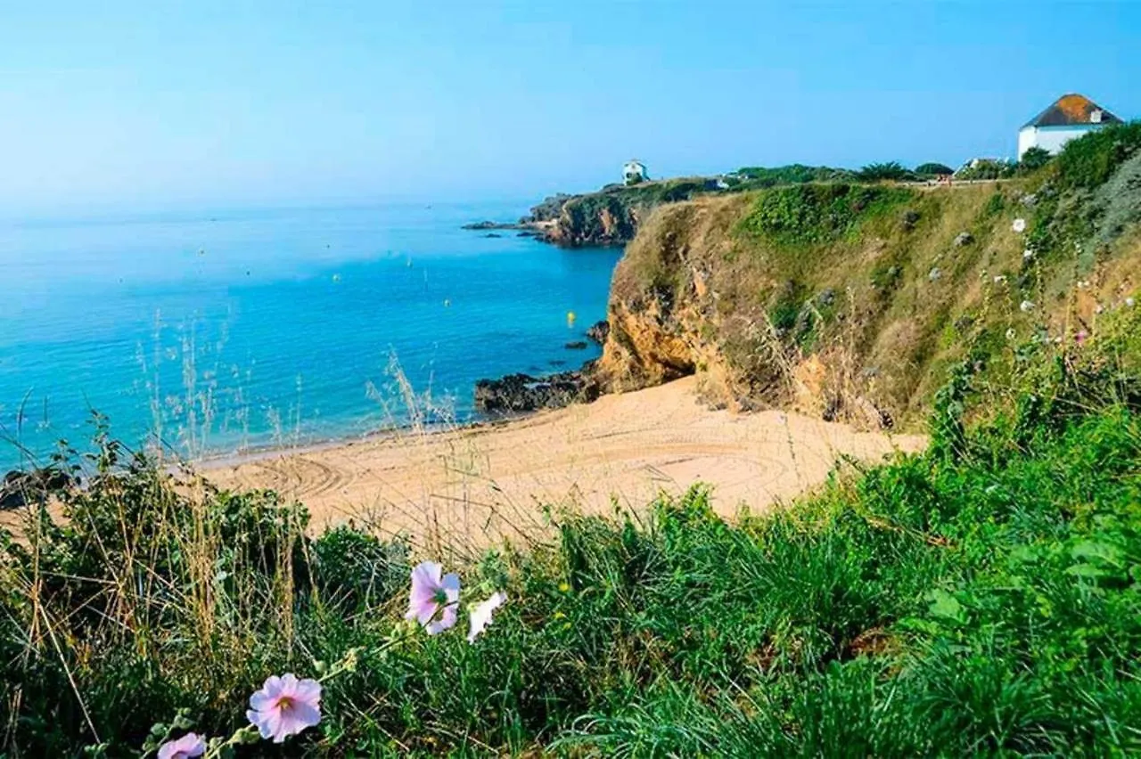 Le Clos Des Mouettes: Beachfront Haven with Wi-Fi and Private Parking Clohars-Carnoet France