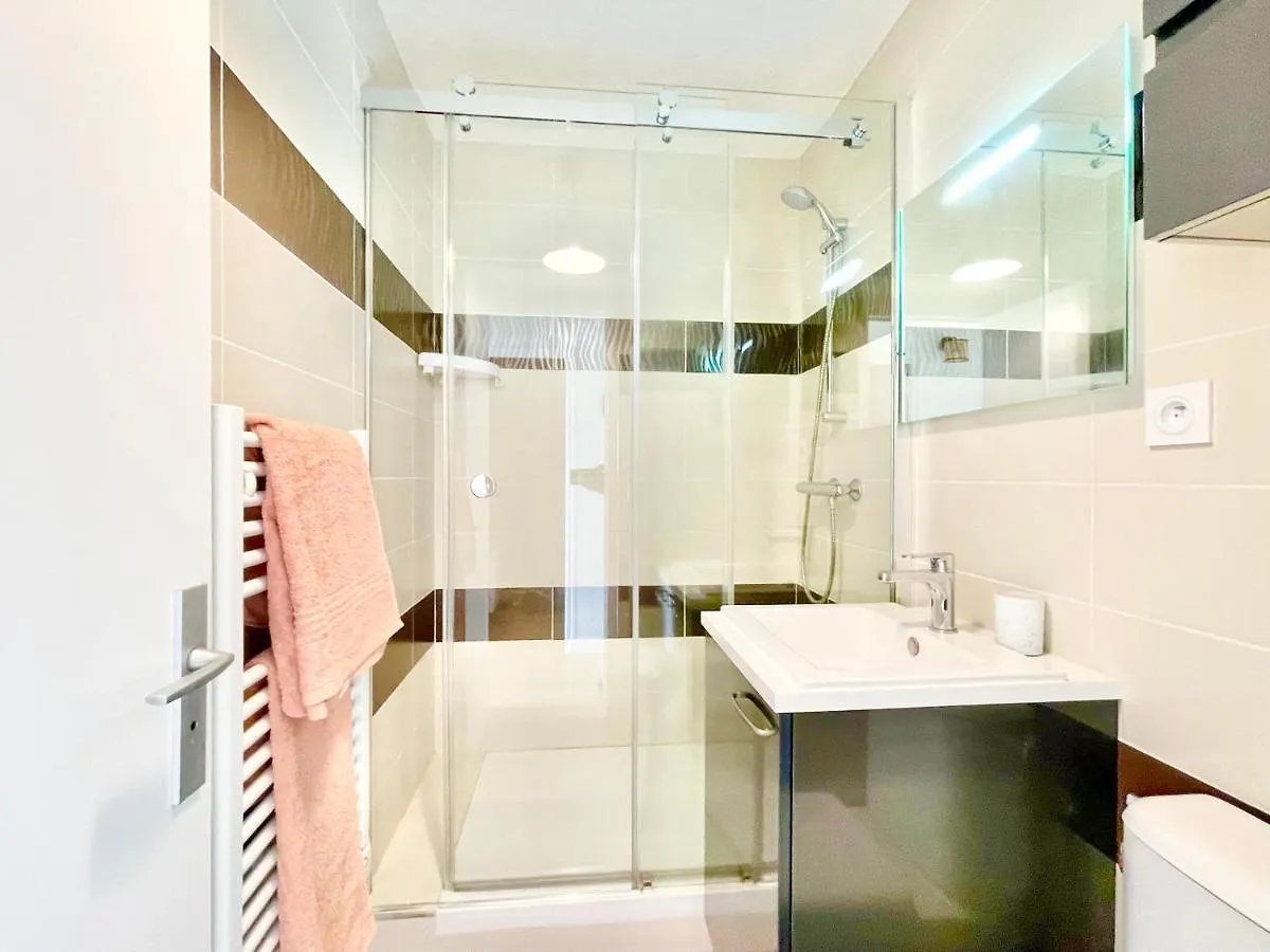 Apartment Le Clos Des Mouettes: Beachfront Haven with Wi-Fi and Private Parking Clohars-Carnoet